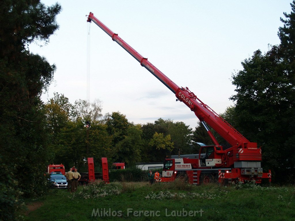 BF Koeln Kleinflugzeug in Koeln Flittard abgestuerzt  P27.JPG